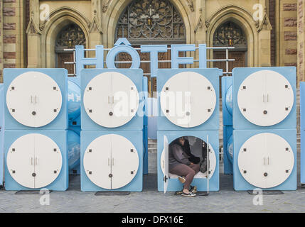 Montreal, QC, Canada. Il 9 ottobre 2013. Un ''hotel'' dotato di minuscoli cubicoli dotati ciascuno di un materasso e cuscino davanti a una chiesa sulla Rue Sainte-Catherine nel centro cittadino di Montreal offre stanchi passanti con la possibilità di prendere una rapida nap. L'"hotel'' era parte di una promozione per respirare destra strisce nasale. (Immagine di credito: credito: PJ Heller/ZUMAPRESS.com/Alamy Live News) Foto Stock