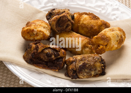 La tradizione ebraica di rugelach dessert sulla tavola in primo piano Foto Stock