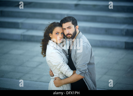 Immagine di affettuosa date abbracciando al di fuori Foto Stock