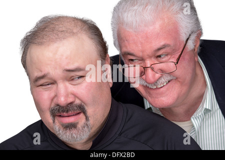 Uomo più anziano ha ottenuto in uno spazio personale di un uomo giovane. Giovane uomo che mostra le sue emozioni con faccia sgradevole Foto Stock