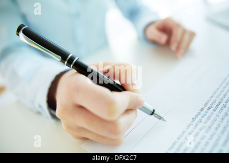 Close-up immagine di un business donna andando a mettere la sua firma Foto Stock