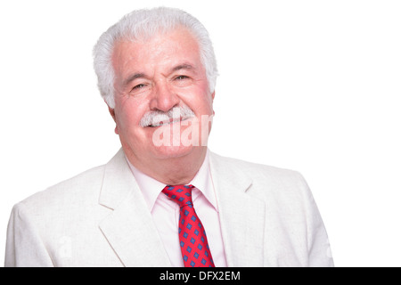 Senior capelli bianchi uomo con una cravatta rossa e beige suite sorridere soddisfatto Foto Stock