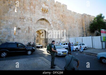 Vista della Porta dei Leoni, eretto dal sultano Solimano il Magnifico, nel 1538, sul lato orientale della città vecchia di Gerusalemme, Israele, 12 settembre 2013. Esso conduce al quartiere musulmano della città vecchia. Il suo nome deriva da due rilievi di Leopard che sono stati ingiustamente presi per i Lions. Il cancello è costantemente sorvegliato da forze dell'esercito Israelian. Gerusalemme è una città santa per tutte e tre le religioni monoteiste; gli ebrei, musulmani e cristiani hanno alcuni di loro santuari qui. Lo stato di Israele rivendicazioni da Gerusalemme come capitale. Tra le altre cose, la Israelian europeo, la Knesset, si trova con il governo ha Foto Stock