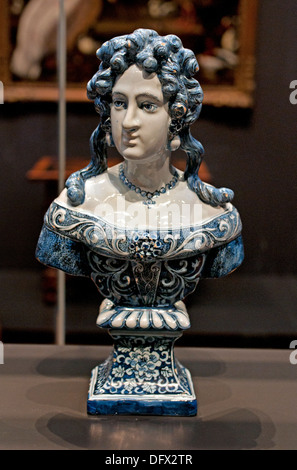 Busto di Maria Stuart Regina di Scozia Scozia ( Delft tin terracotta invetriata faïence ) De Grieksche un - Samuel van Eenhoorn Foto Stock