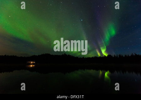 Brillanti luci del nord la riflessione su Olnes stagno in Fairbanks Alaska Foto Stock