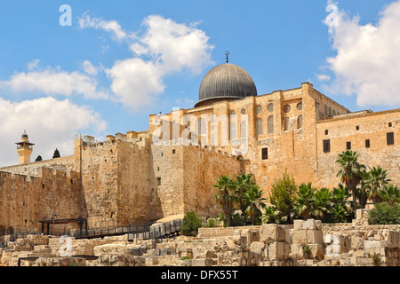 La cupola della Moschea di Al-Aqsa circondato da mura e antiche rovine nella Città Vecchia di Gerusalemme, Israele. Foto Stock