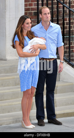 Caterina, duchessa di Cambridge e il principe William Duca di Cambridge, lasciare il Lindo ala con baby Prince George Cambridge Foto Stock