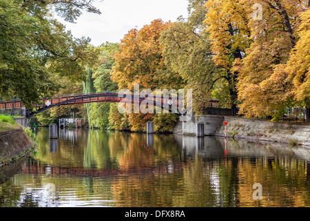Autunno a Berlino - Ponte e giallo alberi autunnali sono riflessi nell'acqua del fiume Spree Foto Stock