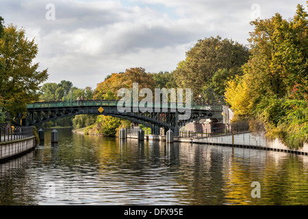 Autunno a Berlino - Lichtensteinbrucke e canal alberato in sfumature di giallo e verde riflettono in acqua Foto Stock
