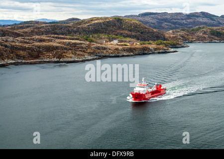 Piccolo norvegese rosso prodotti olio tanker nave nel fiordo Foto Stock