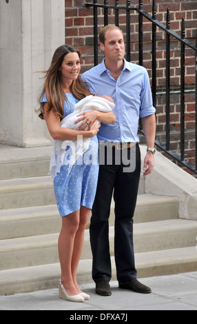 Caterina, duchessa di Cambridge e il principe William Duca di Cambridge, lasciare il Lindo ala con baby Prince George Cambridge Foto Stock