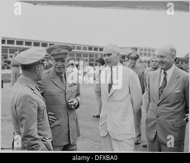 Una fotografia degli anni '1940 mostra il generale Dwight D. Eisenhower con un gruppo di individui non identificati, probabilmente in un aeroporto di Washington D.C. l'immagine cattura la presenza pubblica e militare di Eisenhower durante la seconda guerra mondiale Foto Stock
