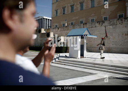 I turisti a guardare la cerimonia del cambio della guardia presso la tomba del Milite Ignoto in Piazza Syntagma ad Atene, Grecia Foto Stock