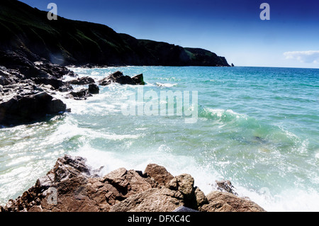 Plemont spiaggia del nord dell'isola di Jersey, Isole del Canale, qui ad alta marea del mare si blocca a destra fino alle onde Foto Stock