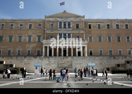 I turisti a guardare la cerimonia del cambio della guardia presso la tomba del milite ignoto di fronte al parlamento greco Foto Stock