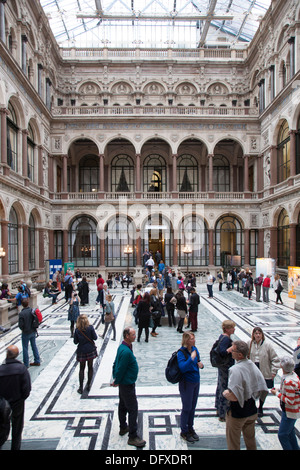 I visitatori a piedi intorno alla Corte Durbar progettata da Matthew Digby Wyatt all'interno del Foreign and Commonwealth Office, Whitehall. Foto Stock