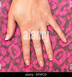 Una stretta di mano womans francese con chiodi lucidato Foto Stock