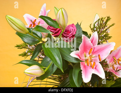 Un bouquet di fiori colorati con sfondo giallo Foto Stock