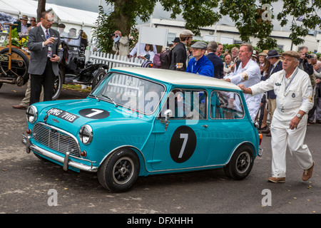 Jason Stanley's 1964 Austin Mini Cooper S arriva nel paddock di contenimento. 2013 Goodwood, Sussex, Regno Unito. Foto Stock