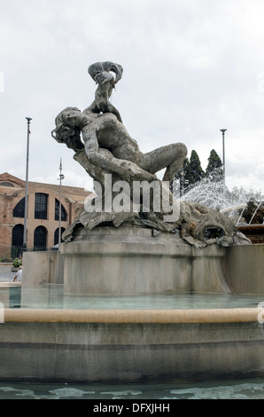 Fontana della Naiads - Roma, Italia la fontana in questa piazza era originariamente la fontana di Acqua Pia (collegato all'Aqua Marcia acquedotto), commissionato questo sito da Papa Pio IX nel 1870. Completato nel 1888, originariamente ha evidenziato quattro leoni di gesso disegnato da Alessandro Guerrieri. Questi sono poi stati sostituiti in 1901 con sculture di Naiads da Mario Rutelli. Il naiads rappresentati sono la ninfa dei laghi (riconoscibile dalla Swan ha conseguito), la ninfa dei fiumi (disteso su un mostro dei fiumi), la ninfa degli oceani (in sella ad un cavallo simbolo del mare), e la Ny Foto Stock