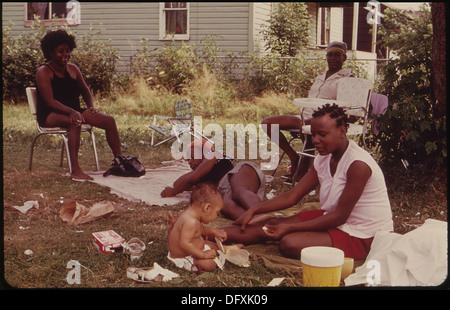 RAND, WV., con gran parte della sua popolazione vive in condizioni di povertà, ha molte strade non asfaltate, substandard case, e JUNKED... 551004 Foto Stock