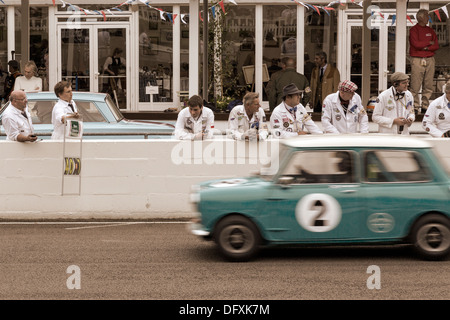 1964 Austin Mini Cooper S passa ai box al 2013 Goodwood, Sussex, Regno Unito. St Mary gara del Trofeo. Foto Stock