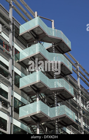 Scale esterne a Chiswick Park Centro Business, West London, Regno Unito, progettato dal rinomato architetto britannico Richard Rogers Foto Stock