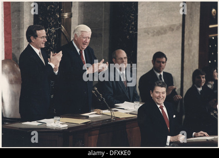 Questa fotografia mostra il presidente Ronald Reagan che consegna il discorso sullo stato dell'Unione al Congresso, un evento chiave nella vita politica degli Stati Uniti, delineando le priorità e le politiche della sua amministrazione. Foto Stock