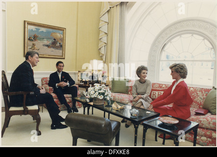 Una fotografia del 1985 mostra il presidente Ronald Reagan e la first lady Nancy Reagan che ospitano il principe Carlo e la principessa Diana per il tè alla Casa Bianca, una visita diplomatica notevole durante il loro tour negli Stati Uniti. Foto Stock