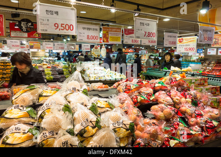 Interno del Lotte Mart Supermarket nel quartiere di Gangnam di Seoul, Corea Foto Stock