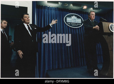 Fotografia del Presidente Reagan per movimentazione ed Meese durante un White House Press Briefing su 198579 Iran-Contra Foto Stock