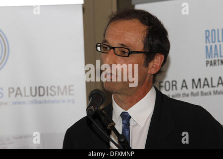 Durban, Sud Africa. Il 9 ottobre 2013. Dr Eric Mouzin del Roll Back Malaria Partnership (RBM) parla ad una conferenza stampa dove è stato annunciato che il Sud Africa si propone di eliminare la malaria entro il 2018. Il dipartimento sudafricano di salute i meccanismi per la legatura di fogli rilasciato una nuova relazione la RBM progressi e l'impatto Series - Focus sul Sud Africa. I meccanismi del partenariato è lanciato nel 1998 dalla OMS, Unicef, UNDP e la Banca mondiale, in un tentativo di fornire un coordinato di risposta globale alla lotta contro la malaria. Immagine: Giordano Stolley/Alamy Live News Foto Stock