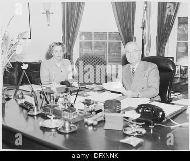 Questa fotografia mostra il presidente Harry S. Truman e la sua segretaria, Rose Conway, nell'ufficio ovale, offrendo uno sguardo sull'ambiente di lavoro della presidenza degli Stati Uniti. Foto Stock