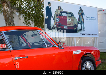 Porsche 911 display. Howard Warren e Iain Tullie's auto nella parte anteriore di una Porsche banner pubblicitario. 2013 Goodwood, Sussex Foto Stock