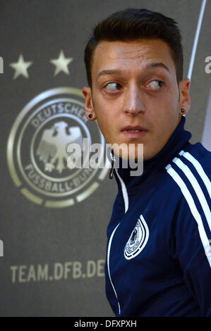 Colonia, Germania. 10 ottobre, 2013. La Germania Mesut Ozil lascia la conferenza stampa a Colonia, Germania, 10 ottobre 2013. La Germania dovrà svolgere in Irlanda per la World Cup Match di qualificazione su 11 Ottobre 2013. Foto: MARIUS BECKER/dpa/Alamy Live News Foto Stock