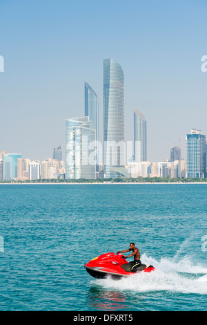 Skyline di Abu Dhabi negli Emirati Arabi Uniti EMIRATI ARABI UNITI Foto Stock