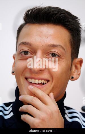 Colonia, Germania. 10 ottobre, 2013. La Germania Mesut Ozil siede nel corso di una conferenza stampa tenutasi a Colonia, Germania, 10 ottobre 2013. La Germania dovrà svolgere in Irlanda per la World Cup Match di qualificazione su 11 Ottobre 2013. Foto: MARIUS BECKER/dpa/Alamy Live News Foto Stock