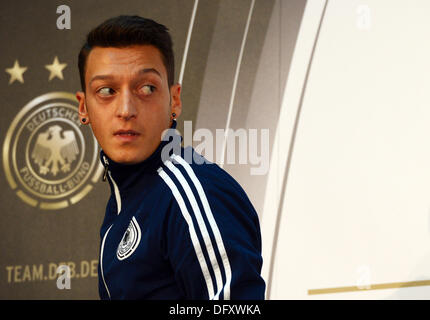 Colonia, Germania. 10 ottobre, 2013. La Germania Mesut Ozil lascia la conferenza stampa a Colonia, Germania, 10 ottobre 2013. La Germania dovrà svolgere in Irlanda per la World Cup Match di qualificazione su 11 Ottobre 2013. Foto: FEDERICO GAMBARINI/dpa/Alamy Live News Foto Stock