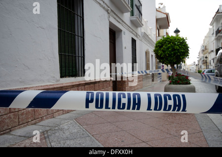 La polizia della scena del crimine nastro per pavimentazione in strada a Nerja, Spagna. Foto Stock