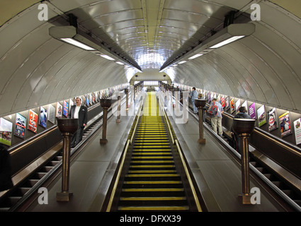 Ammira la scala mobile principale della stazione della metropolitana di St John's Wood a North London, Regno Unito. Passeggeri che viaggiano in alto (a destra) e in basso (a sinistra). Foto Stock