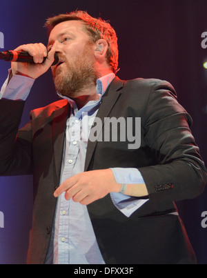 Guy Garvey dalla band britannica gomito al Jodrell Bank Observatory nel Cheshire, Inghilterra Foto Stock