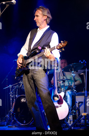 Il chitarrista Mike Rutherford dalla Genesi, giocando con la sua altra band Mike e la meccanica in Holmfirth Picturedrome in Inghilterra Foto Stock