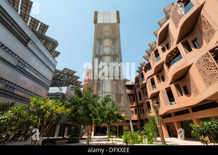 Torre eolica fornire aria fresca al Courtyard all Istituto di Scienza e tecnologia a Masdar City Abu Dhabi Emirati Arabi Uniti Foto Stock