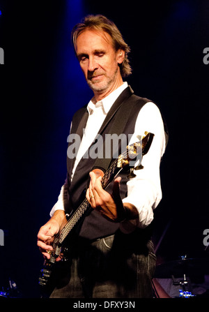 Il chitarrista Mike Rutherford dalla Genesi, giocando con la sua altra band Mike e la meccanica in Holmfirth Picturedrome in Inghilterra Foto Stock