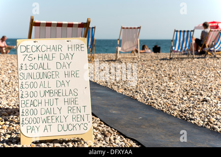 Noleggio sdraio sulla spiaggia di birra, Devon, Inghilterra, Regno Unito. Foto Stock