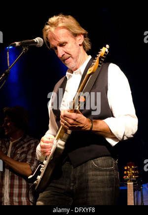 Il chitarrista Mike Rutherford dalla Genesi, giocando con la sua altra band Mike e la meccanica in Holmfirth Picturedrome in Inghilterra Foto Stock