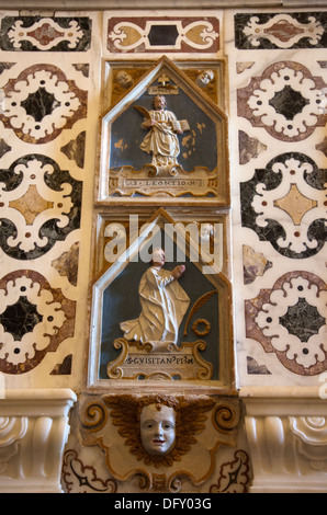 Cattedrale di Cagliari interno in Cagliari - Cripta sala centrale con intarsio in marmo dettaglio - Sardegna Foto Stock