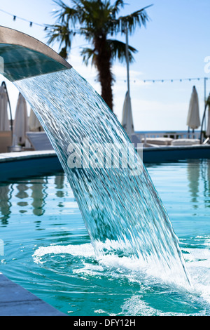 Piscina a getto a cascata seashore closeup Foto Stock