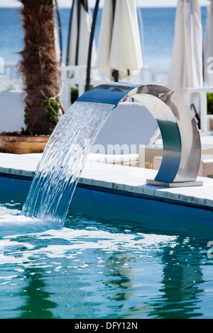 Piscina a getto a cascata seashore closeup Foto Stock