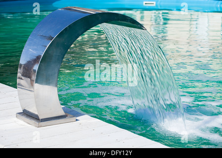 Piscina a getto a cascata closeup Foto Stock